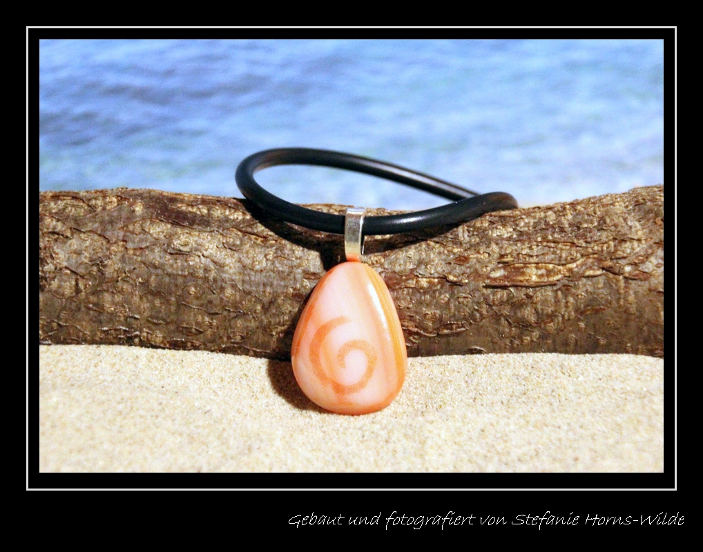 Fusingglas Anhänger pastell orange mit eingebrannter Mica Spirale