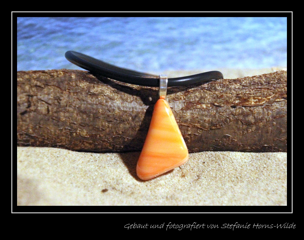 Fusingglas Anhänger, pastell orange gestreift, dreieckig
