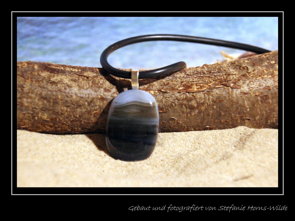 halbtransparenter Fusingglas Anhänger hellblau/grau