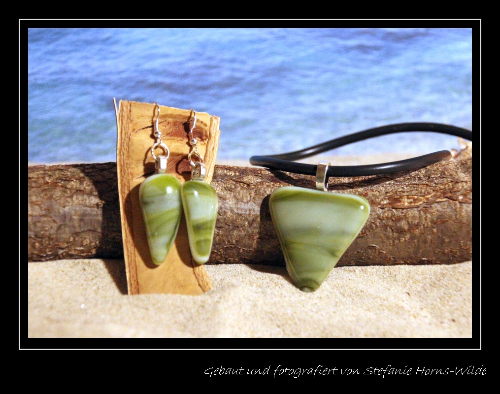  Set: Fusingglas Anhänger und Ohrringe, grün marmoriert, dreieckig Fusingglas Anhänger, pastell orange/weiss, eckig
