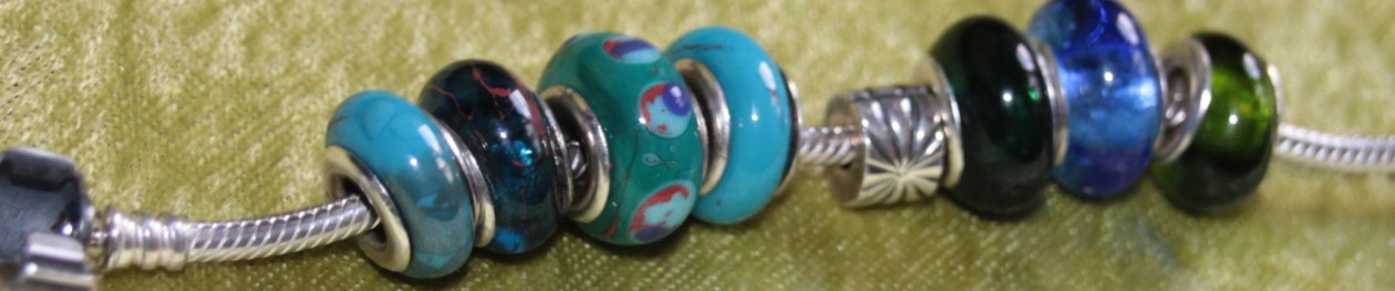 handgefertigter Schmuck aus Glas, Ton, Bronze